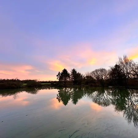 Οργανωμένο κάμπινγκ Lakeside Glamping Kingfisher